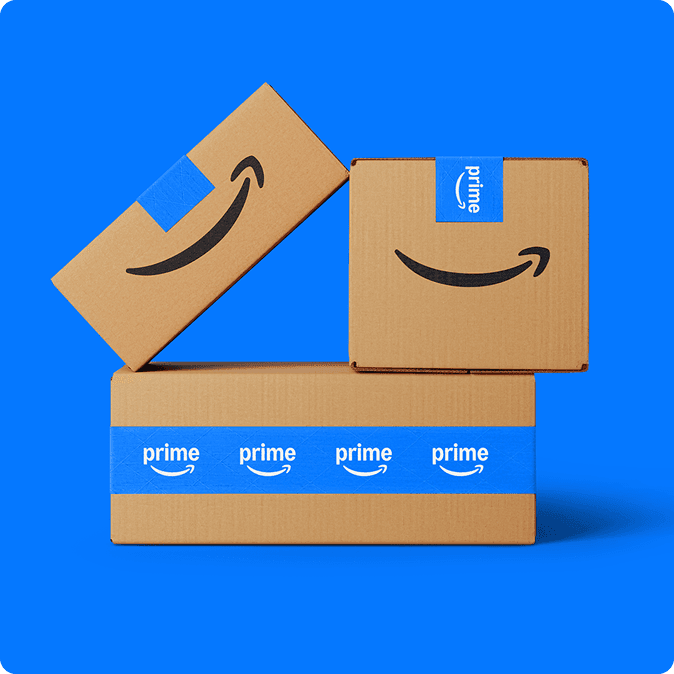 Trois colis marqués par le logo Prime