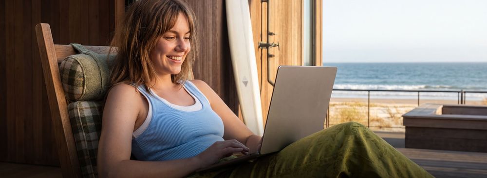 Femme utilisant un ordinateur portable connecté en 5G