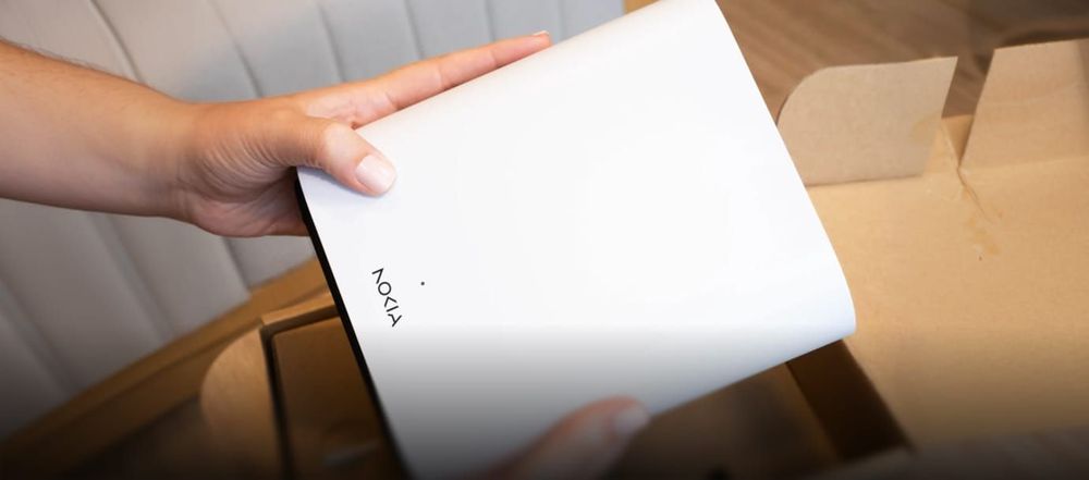 Mains sortant la Box 5G de son emballage